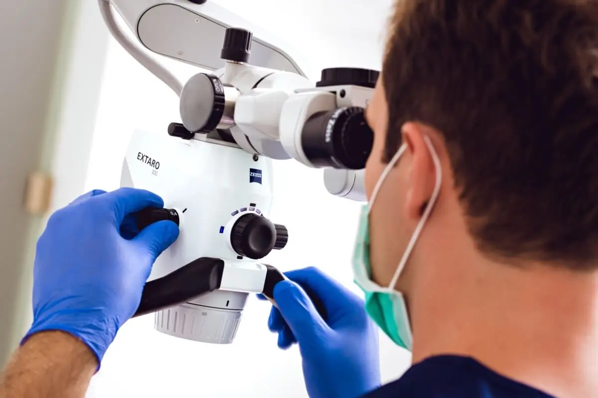 Dentalmikroskop für präzise Wurzelbehandlungen und Zahnmedizin in Sopron